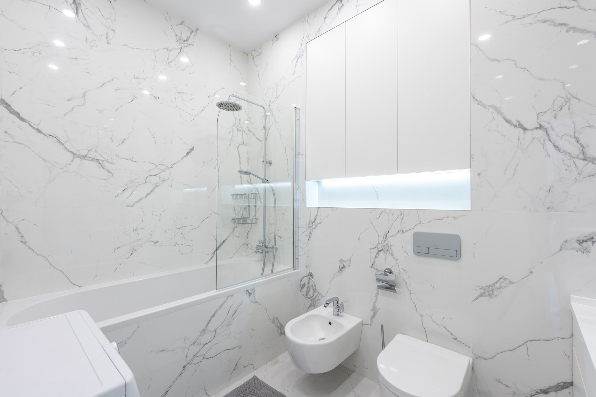 Étagère en Verre sur Mesure : maximiser l’espace avec panache ! 2 paroi de douche